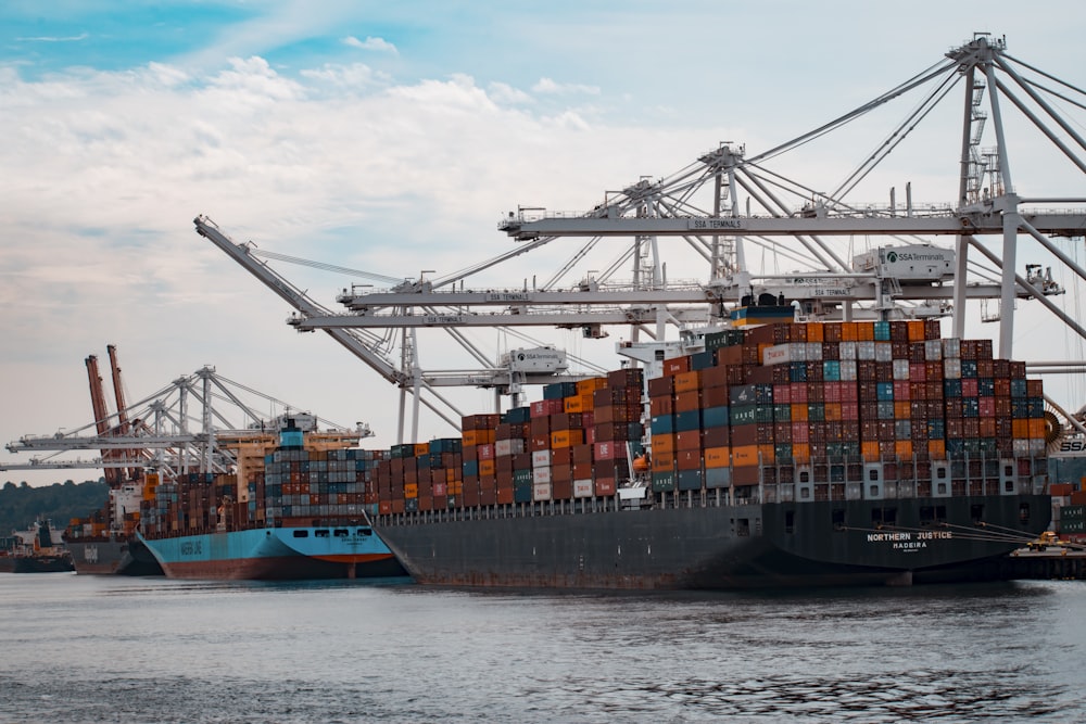 Buque portacontenedores cargando pintura industrial, aceite de palma y fertilizantes en puerto de Asia para importación con carta de crédito